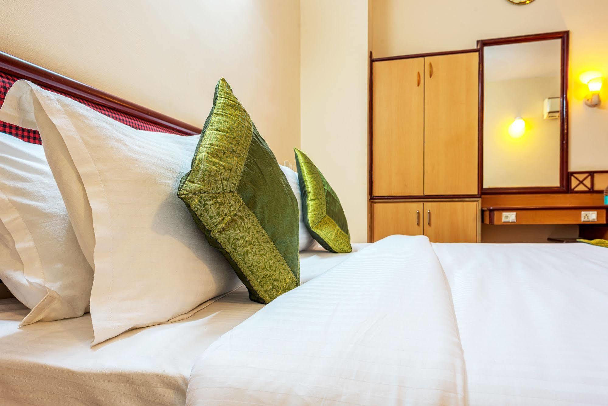 Hotel Saaket Residency Visakhapatnam Eksteriør bilde